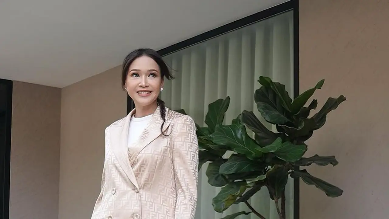 6 Potret Maia Estianty dengan Soft Glam Makeup Look yang Bikin Pangling, Kelihatan Lebih Muda!