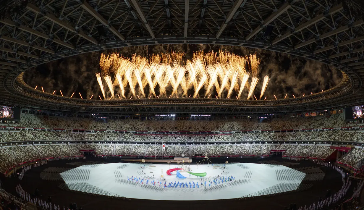 Kembang api dinyalakan saat upacara pembukaan Paralimpiade Tokyo 2020 di Olympic Stadium, Tokyo, Selasa (24/8/2021) malam WIB. Setelah ditunda selama setahun akibat pandemi Covid-19, Paralimpiade Tokyo 2020 akhirnya resmi dibuka. (Bob Martin for OIS via AP)