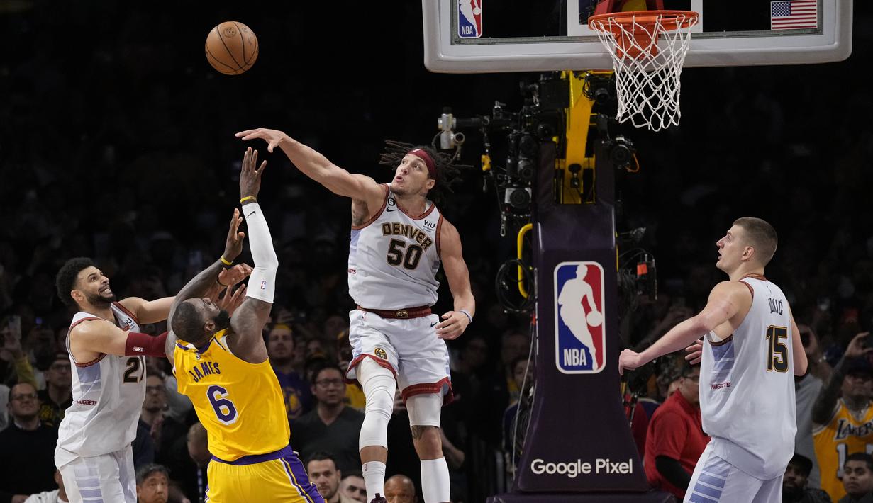 Pebasket Denver Nuggets, Aaron Gordon (tengah), berhasil menghalau bola lemparan pebasket LA Lakers, LeBron James, dalam final NBA 2023 game keempat wilayah barat di Crypto.com Arena, Selasa (23/5/2023) pagi WIB. (AP Photo/Ashley Landis)
