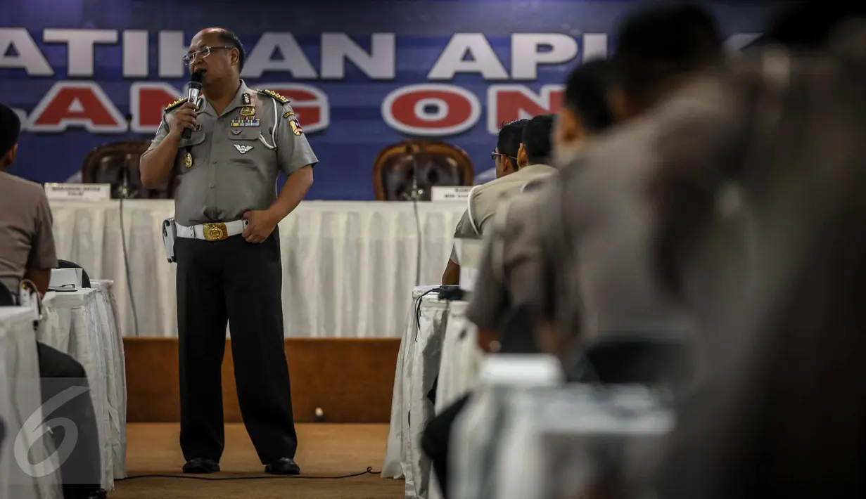 Kombes Pol Chryshnanda Dwilaksana memberi pengarahan pelatihan aplikasi tilang online di NTMC Polri, Jakarta, Selasa (25/10). Korps Lalu Lintas Polri menjadikan DKI Jakarta, Jateng dan Jatim sebagai percontohan tilang online. (Liputan6.com/Faizal Fanani)