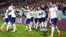 <p>Pemain Inggris merayakan gol kedua timnya ke gawang Wales yang dicetak oleh Phil Foden saat matchday ketiga Grup B Piala Dunia 2022 di Ahmad Bin Ali Stadium, Rabu (30/11/2022). (AP/Pavel Golovkin)</p>