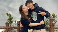 7 Potret Reiner Manopo dan Istri Saat Liburan, Tampil Simpel