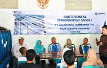 Jasamarga Transjawa Salurkan Bantuan Kebersihan, Warga Margahayu Bekasi Kini Lebih Produktif!