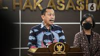 Ketua Komnas HAM Ahmad Taufan Damanik menyampaikan keterangan perkembangan pemantauan dan penyelidikan atas peristiwa baku tembak yang terjadi di rumah dinas mantan Kadiv Propram Polri di Kantor Komnas HAM, Jakarta, Senin (8/8/2022). Komnas Perempuan bakal membantu kerja Komnas HAM. (Liputan6.com/Faizal Fanani)