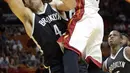 Guard Miami Heat, Tyler Johnson, coba dihadang forward Brooklyn Nets, Luis Scola, dalam laga pramusim NBA 2016-2017 di American Airlines Arena, Miami, Florida, AS, Selasa (11/10/2016). (AP Photo/Alan Diaz)
