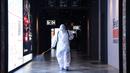 Seorang staf mendisinfeksi koridor di sebuah bioskop di Handan, Provinsi Hebei, China, 19 Juli 2020. Bioskop di area-area berisiko rendah di China diizinkan kembali beroperasi mulai 20 Juli menyusul perkembangan positif terkait situasi epidemi COVID-19. (Xinhua/Hao Qunying)