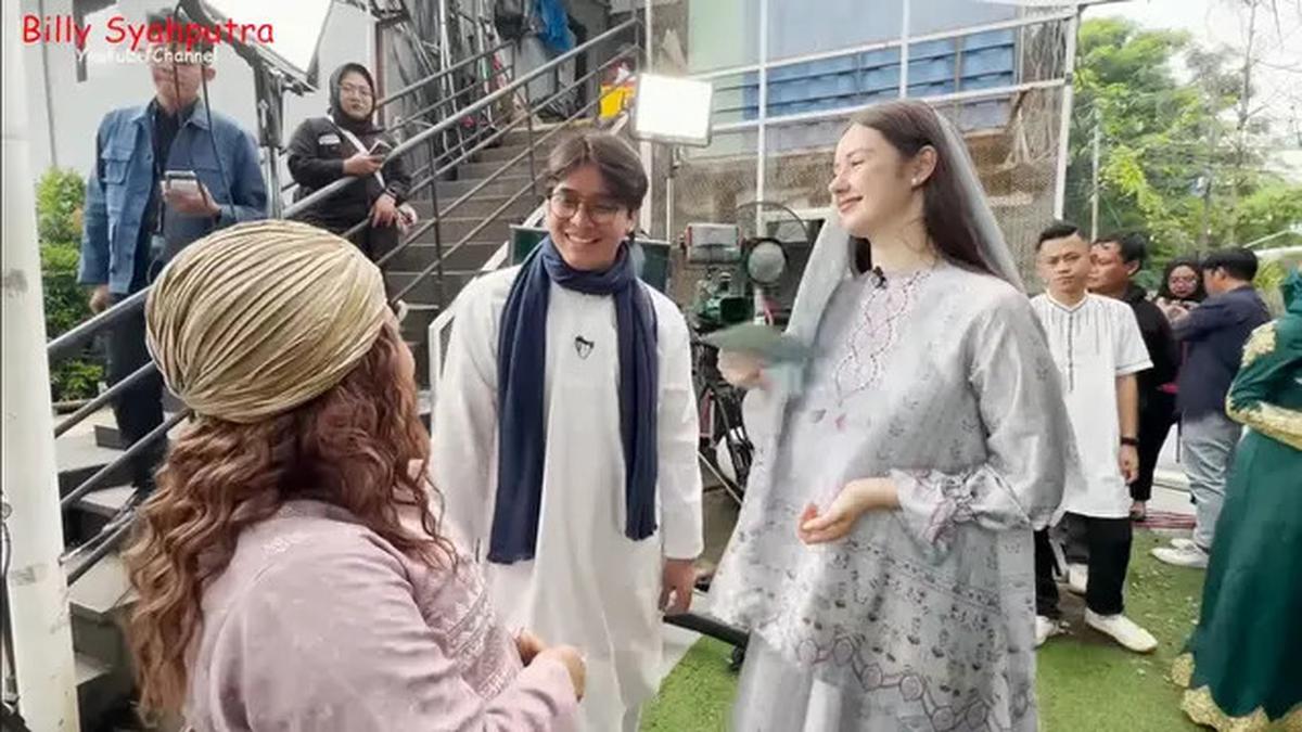 7 Potret Vika Pakai Kerudung, Billy Syahputra Ajari Pacar Bule Agama Islam