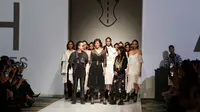 Barli Asmara berkolaborasi dengan label ATH, bermain dalam siluet gotik menonjolkan wanita yang berani dan dinamis, penasaran?
