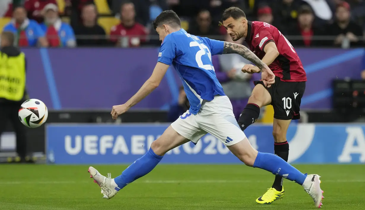 Gelandang asal klub Serie A, Sassuolo itu kemudian melepas tembakan keras yang tak mampu dibendung Gianluigi Donnarumma. Gol pun tercipta bagi Albania. (AP Photo/Frank Augstein)