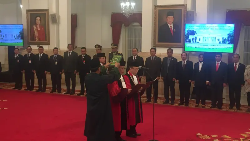 Dua hakim konstitusi membaca sumpah jabatan di depan Presiden Joko Widodo di Istana Negara.