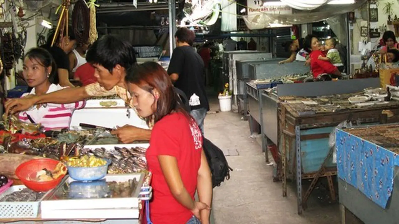 Serunya Berburu Cinderamata di Buddhist Amulet Market, Bangkok