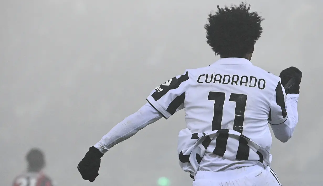 Gelandang Juventus Juan Cuadrado merayakan gol yang dicetanya ke gawang Bologna pada laga pekan ke-18 Liga Italia di Stadio Renato Dall'Ara, Minggu (19/12/2021) dini hari WIB. Bertamu ke markas Bologna, Juventus sukses mengalahkan tuan rumah dengan skor 2-0. (Vincenzo PINTO / AFP)