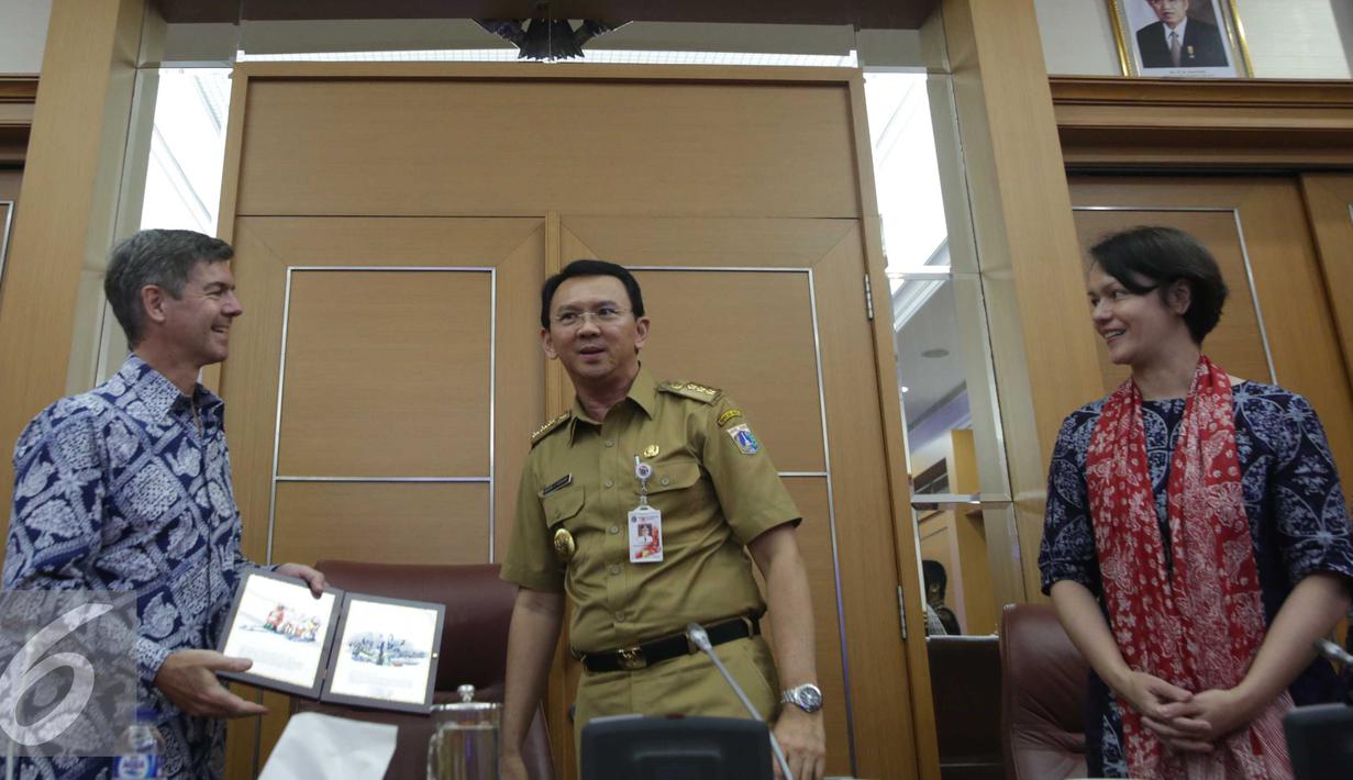 Kepala Sekolah JIS Tim Carr (kiri) berbincang dengan Gubernur DKI Jakarta Basuki T Purnama di Balaikota, Jakarta, Senin (21/3). JIS akan menjalankan perannya sebagai lembaga pendidikan formal yang memiliki dedikasi tinggi. (Liputan6.com/Gempur M Surya)