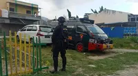 Personel Brimob Polda Sulteng berjaga di salah satu rumah di Kelurahan Silae, Kota Palu yang tengah digeledah Densus 88 Antiteror, Kamis (16/3/2023). (Foto: Heri Susanto/ Liputan6.com).
