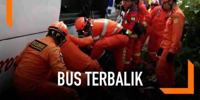 VIDEO: Bus Terbalik di Bandung, Dua Tewas