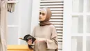 Padu padan baju warna cream dengan hijab warna coklat tua bikin penampilan jauh terlihat fresh. [Foto: IG/ayudiac].
