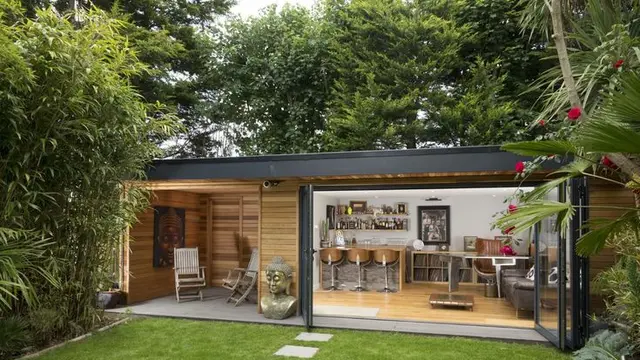 Rumah dengan halaman luas (Foto: Pinterest/Clare Dean)