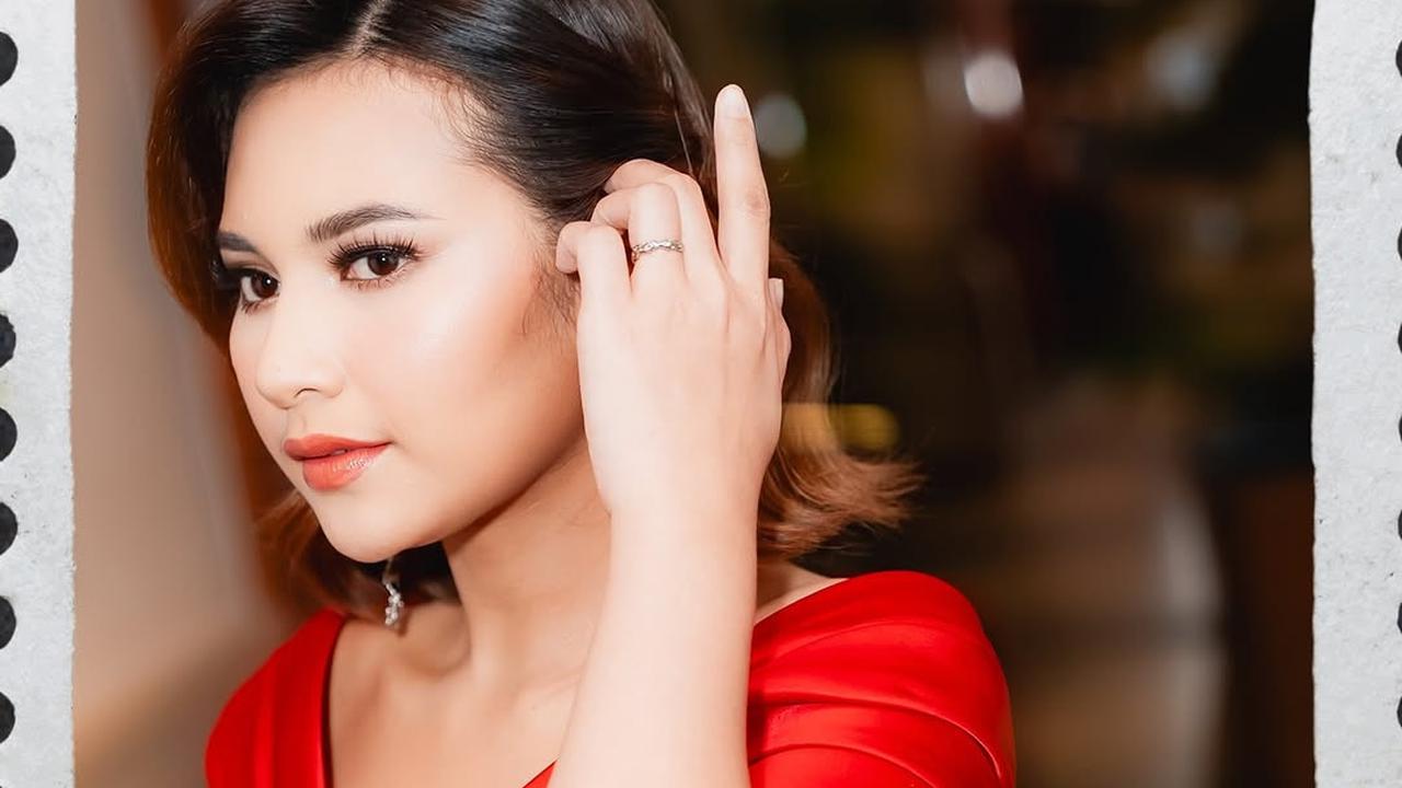 5 Potret Cantik Indah Permatasari di Gala Premier Film 'SETAN BOTAK', Pakai Gaun Merah Menyala