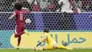 Pemain Qatar, Akram Afif, mencetak gol ke gawang Tajikistan pada laga Grup A Piala Asia di Stadion Al Bayt , Rabu (17/1/2024). Qatar menang dengan skor 1-0. (AP Photo/Aijaz Rahi)