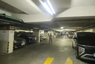 Tempat parkir salah satu apartemen yang tersambung langsung dengan mall. (Liputan6.com/Devira Prastiwi)
