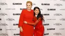 Aktris dan penyanyi Selena Gomez berpose bersama komedian Amy Schumer saat menghadiri acara 2015 Glamour Women Of The Year Awards di New York City, Senin (9/11). (Larry Busacca/Getty Images untuk Glamour/AFP)