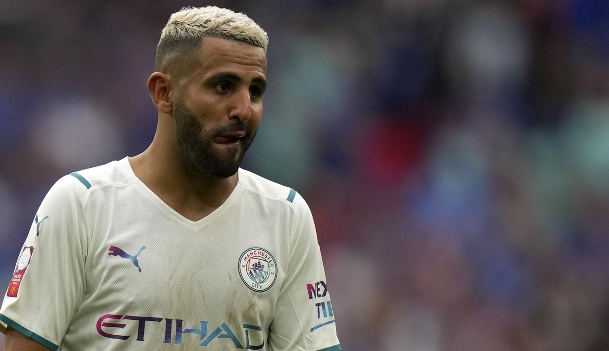 Tempo tak berubah di babak kedua. Mahrez (kanan) mendapatkan peluang di menit ke-59. Dirinya mendapatkan ruang tembak setelah berhasil memanfaatkan kesalahan Ricardo. Sayangnya sepakan masih terlalu keras melambung di atas mistar gawang. (Foto: AP/Alastair Grant)