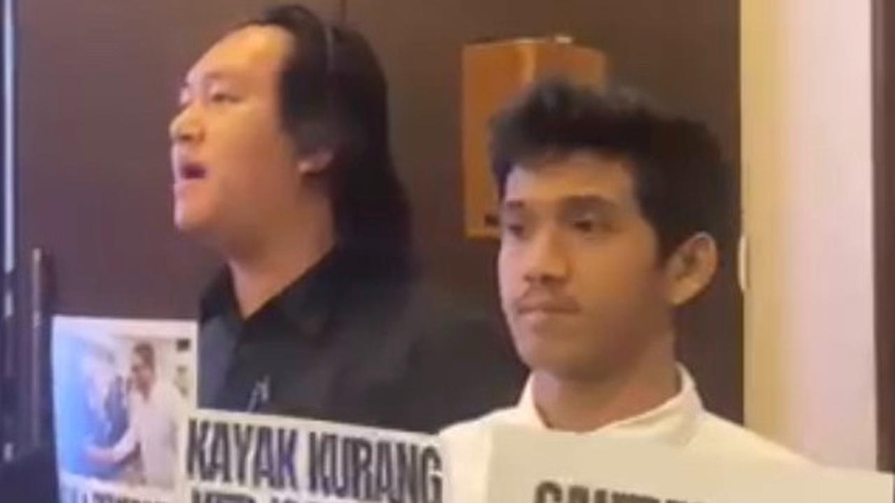 Panas! 3 Orang Menerobos Masuk Rapat Tertutup RUU TNI di Hotel Mewah: Hentikan Rapat