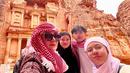 Seru jalani liburan keluarga bersama, Mulan dan ketiga anaknya ini mengabadikan foto bersama saat berada di Petra, Yordania. Kedua putrinya yang tampil berhijab ini pun menuai banyak pujian dari penggemar. (Liputan6.com/IG/@tiaransvtr)