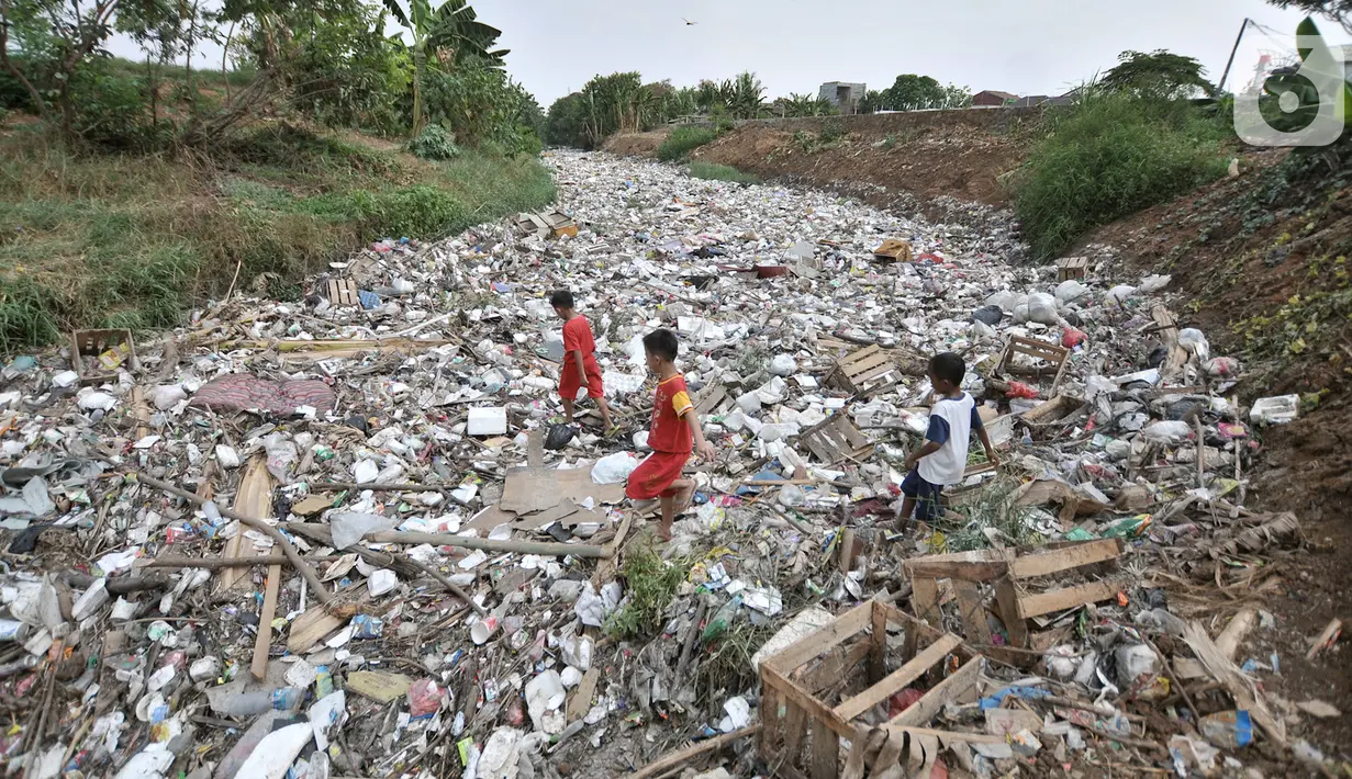 Anak-anak bermain di atas tumpukan sampah yang memenuhi Kali Jambe, Desa Satria Jaya, Tambun Utara, Bekasi, Jawa Barat, Kamis (31/10/2019). Sudah empat hari ini sampah sepanjang 200 meter memenuhi aliran Kali Jambe di Desa Satria Jaya. (merdeka.com/Iqbal Nugroho)