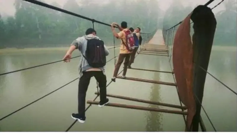 Jembatan Gantung Putus di Bungo Jambi, Warga Terpaksa Sebrangi Sungai dengan Perahu