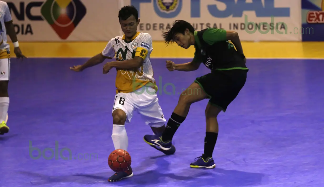 Pemain Vamos Mataram, Bambang Bayu Saptaji (kanan), berebut bola dengan pemain Antam Jakarta, Alit Tri Rahmadi, dalam laga Seri III Grup B Wilayah Timur Pro Futsal League 2016 di GOR 17 Desember, Mataram, NTB, Minggu (13/3/2016). (Bola.com/Arief Bagus)
