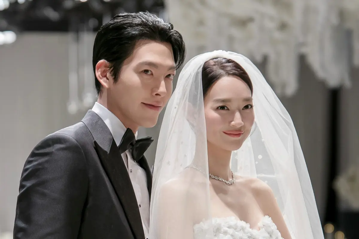 Kim Woo Bin dan Shin Min Ah. (AM Entertainment via Soompi)