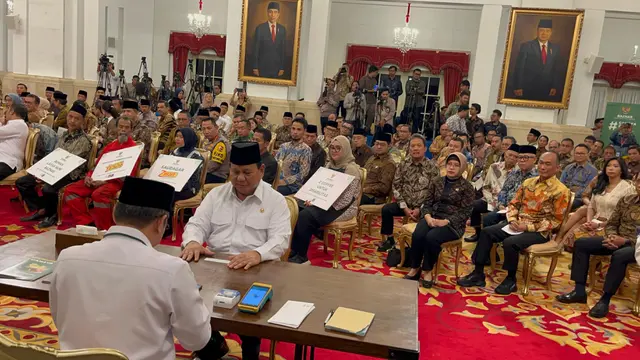 Presiden Prabowo Subianto beserta Wakil Presiden Gibran Rakabuming Raka membayarkan zakat melalui Badan Amil Zakat Nasional (BAZNAS) di Istana Negara.