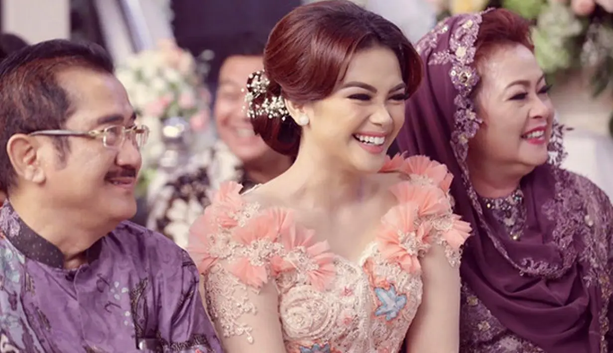 Minggu (21/5/2017) pemeran Sheza Idris resmi dilamar oleh kekasihnya. Pernikahan sebentar lagi akan digelar usai lebaran tahun ini. Ditemui belum lama ini, Sheza enggan memberikan kapan tanggal pernikahannya. (Instagram/shezaidris)