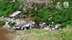 Sebuah bus yang kelebihan muatan dan penumpang masuk jurang di India hingga sebabkan 48 orang tewas.