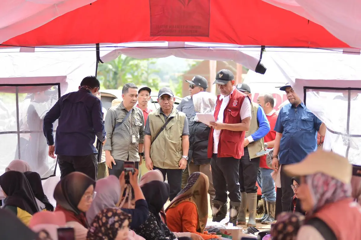 Wakil Menteri Sosial (Wamensos) Agus Jabo Priyon tanah longsor di Desa Cibeunying, Kecamatan Majenang, Kabupaten Cilacap, Jawa Tengah.