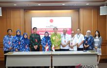 Konjen Jepang Salurkan Bantuan Mobil Donor Darah Senilai Rp695 Juta untuk PMI Pacitan