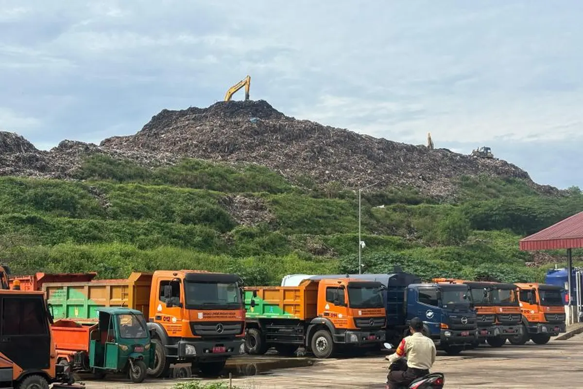 Petugas melewati gunungan sampah di Tempat Pengolahan Sampah Terpadu (TPST) Bantargebang yang menjadi lokasi open dumping sampah DKI Jakarta, yang berlokasi di Bantargebang, Kota Bekasi, Provinsi Jawa Barat, Rabu (19/3/2025) (Antara)