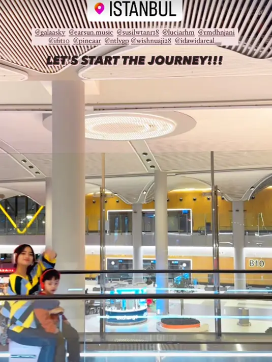 Fuji dan Gala juga sempat bikin video TikTok bareng setiba di bandara Istanbul. Tante dan keponakan artis ini sukses bikin gemas apalagi didukung dengan ekspresi lucu Gala. Fuji juga sempat bagikan Behind the Scene membuat video TikTok tersebut bersama Gala di Instastory-nya. Ada barang yang terjatuh saat bikin video, terdengar suara lucu Gala mengomel kepada Fuji. (Liputan6.com/IG/@fuji_an)