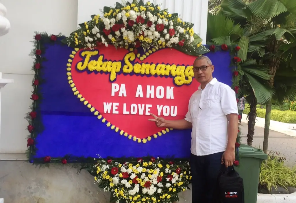 Gubernur DKI Jakarta Basuki Tjahaja Purnama atau Ahok menerima bunga mawar sebagai bentuk dukungan dari masyarakat. (Liputan6.com/Delvira Chaerani Hutabarat)