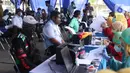 Petugas mendata pekerja transportasi sebelum vaksinasi COVID-19 di Terminal Poris Plawad, Cipondoh, Kota Tangerang, Kamis (4/3/2021). Ada sebanyak 1.000 peserta pekerja transportasi mulai dari sopir angkot, bus, taksi dan ojek yang divaksinasi Covid-19. (Liputan6.com/Angga Yuniar)