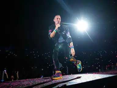 Aksi panggung vokalis grup Coldplay, Chris Martin saat gelaran konser di Stadion Utama Gelora Bung Karno (SUGBK), Jakarta, Rabu (15/11/2023). (Liputan6.com/Faizal Fanani)