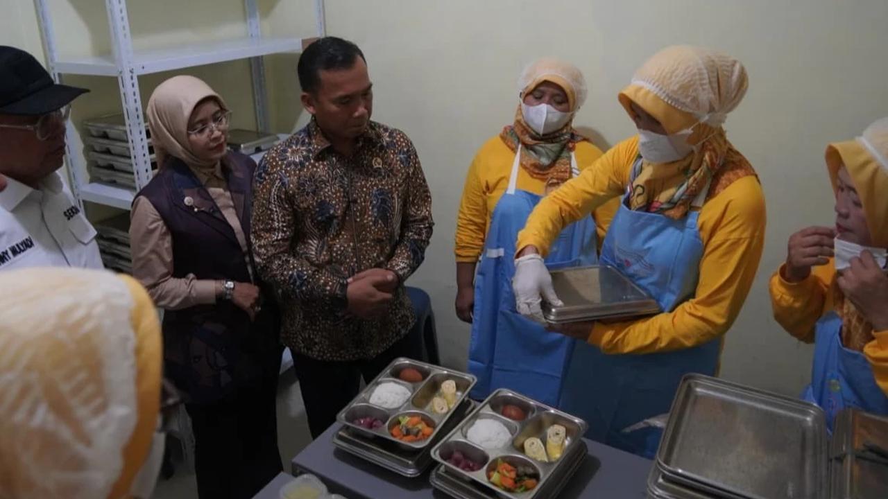 FOTO: Menteri Wihaji Tinjau Program Makanan Bergizi Gratis Bagi Ibu dan Balita