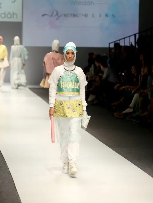 Bukan Dian Pelangi namanya jika tak memperlihatkan aksen warna-warni dalam setiap karyanya. Namun untuk tema Sportswear kali ini, Dian memilih menggunakan palet warna-warna seperti pink, hijau, biru. (Andy Masela/Bintang.com)