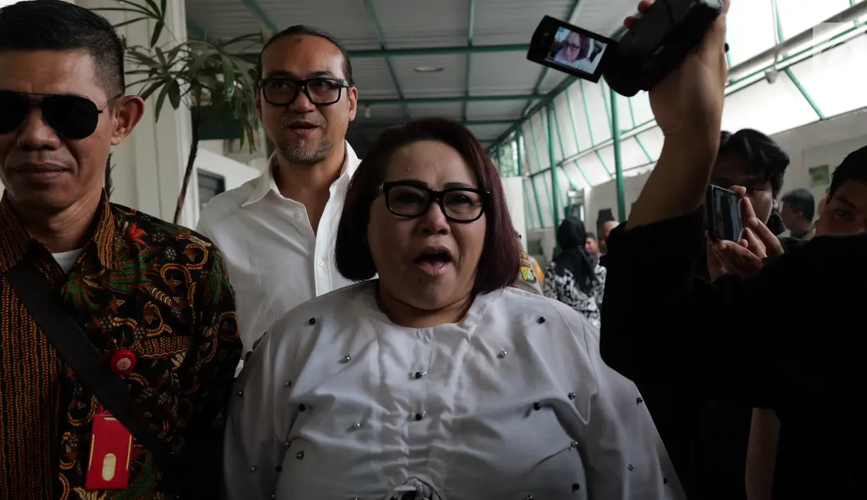 Pelawak Tri Retno Prayudati atau Nunung Srimulat dan suaminya July Jan Sambiran tiba untuk menjalani sidang perdana di Pengadilan Negeri Jakarta Selatan, Rabu (2/10/2019). Nunung dan July Jan Sambiran akan mendengar pembacaan dakwaan oleh Jaksa Penuntut Umum. (Liputan6.com/Herman Zakharia)
