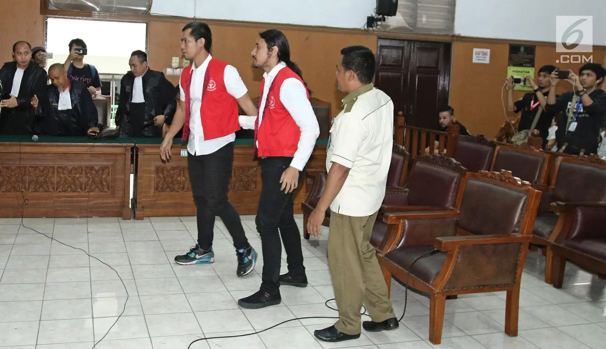 Musikus Marcello Tahitoe atau Ello bersama rekannya Diego usai menjalani sidang putusan di Pengadilan Negeri Jakarta Selatan, Selasa (16/1). Majelis hakim memvonis Ello dan Diego selama 9 bulan rehabilitasi. (Liputan6.com/Herman Zakharia)