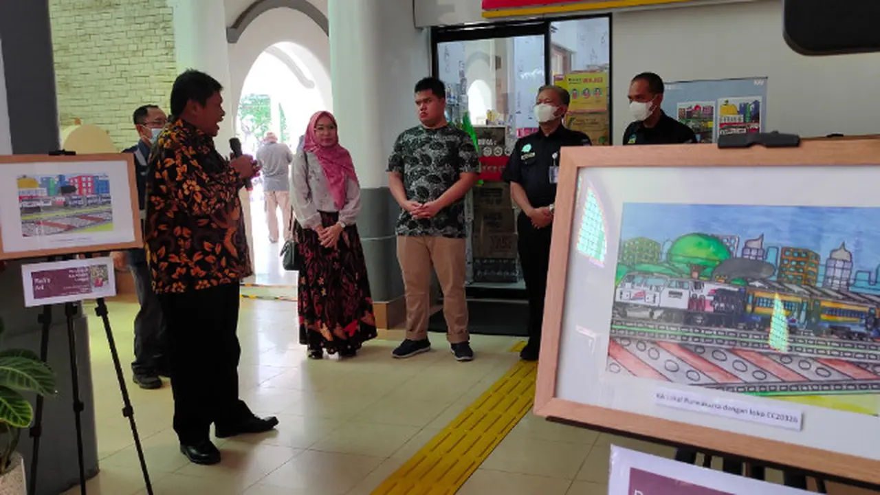 Saat Lukisan Karya Remaja Autis Hiasi Momen Arus Mudik 2023 di Stasiun Cirebon