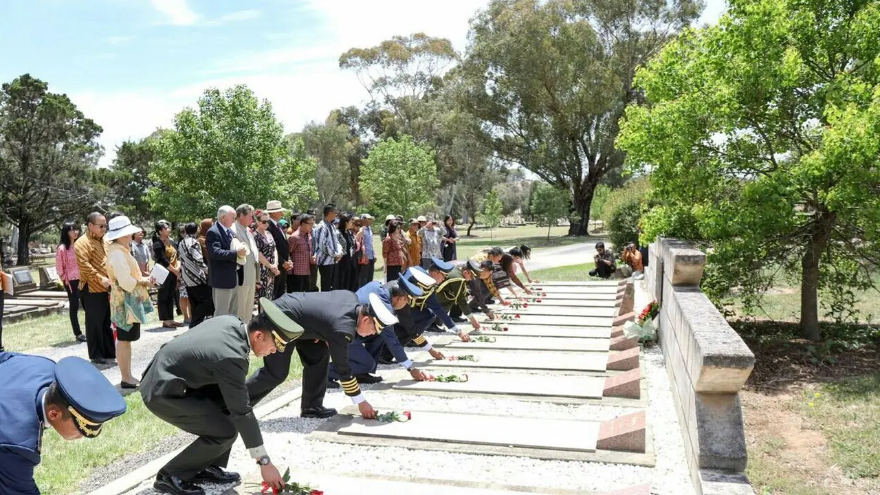 Dubes RI untuk Australia Y. Kristiarto S. Legowo memimpin ziarah ke 13 makam perintis kemerdekaan Indonesia yang meninggal di kota Cowra