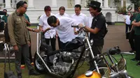 Presiden Jokowi melihat motor custom buatan anak negeri dalam peringatan Hari Sumpah Pemuda di Istana Bogor, Sabtu (28/10). Istana Bogor merayakan momentum sumpah pemuda dengan mengundang berbagai komunitas pemuda di Indonesia. (Liputan6.co/Angga Yuniar)