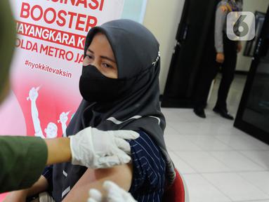 Warga menerima suntikkan vaksin COVID-19 booster di Mapolsek Jagarsa, Jakarta Selatan, Jumat (17/06/20222). Pemerintah terus menggenjot target pencapaian vaksinasi COVID-19 untuk menciptakan kekebalan kelompok (herd immunity) dan juga diharapkan dapat mencegah penyebaran kasus COVID-19 akibat subvarian Omicron baru BA.4 dan BA.5. (merdeka.com/Arie Basuki)